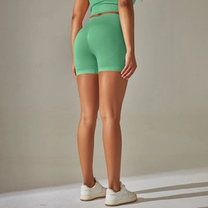 Détail du short de yoga sans couture taille haute vert herbe avec effet galbant