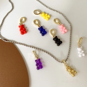 Dettaglio dei ciondoli orsetto in resina colorata e catena dorata con strass