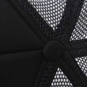 Vue macro détaillée du bouton supérieur et du tissu en maille filet d'une casquette noire