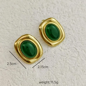Detailansicht der vergoldeten Vintage-Ohrstecker mit eingelegten schwarzen Achatsteinen
