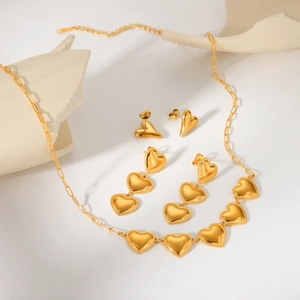 Set gioielli cuore oro con collana e orecchini in rilievo su base in pietra naturale