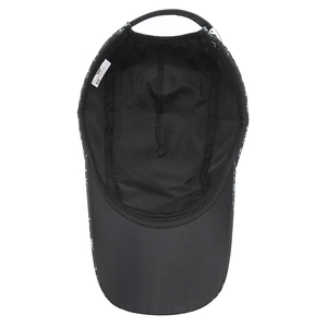 Vue intérieure de la casquette de baseball noire à séchage rapide avec étiquette