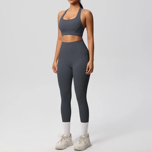 Dettaglio dei leggings yoga grigio scuro con tasche laterali e set reggiseno sportivo