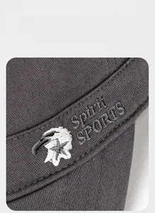 Dettaglio del berretto piatto in cotone grigio con ricamo aquila e Spirit SPORTS di qualità