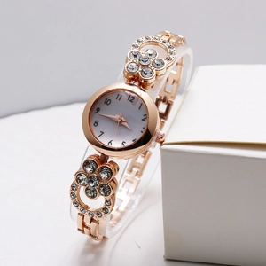 Orologio al quarzo da donna in oro rosa con cinturino floreale a farfalla e cristalli