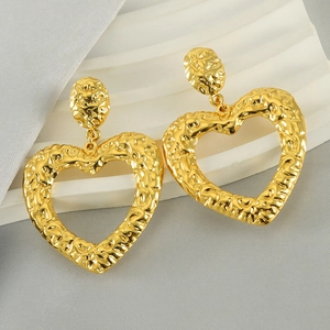 Eleganti orecchini a cuore placcati oro 18 carati con trama a martello su vassoio bianco