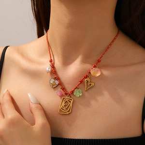 Collier bohème en corde tressée colorée avec pendentifs cœur doré et fruits
