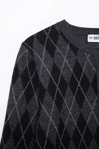 Detail of the diamond pattern knit cardigan with round neck and high-quality wool texture