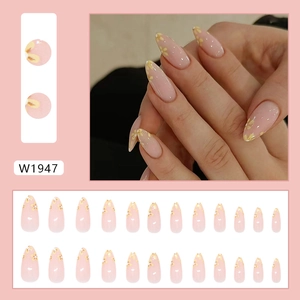 Faux ongles à presser avec base rose et motifs floraux jaunes, forme amande