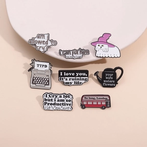 Lot de 8 épingles en émail avec motifs de chien, bus et paroles sur fond rose