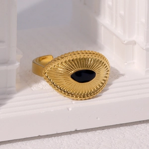 Vue détaillée d'une bague goutte d'eau plaquée or avec incrustation d'émail noir