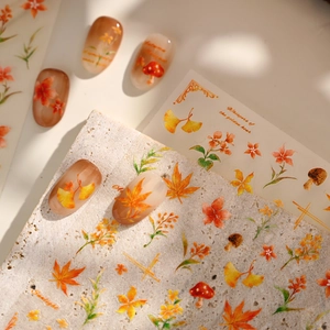 Pegatinas de uñas de acuarela otoñal con hojas de arce y setas en tonos marrones
