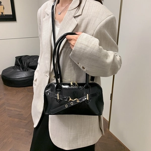 Sac baguette minimaliste en cuir verni noir avec boucle dorée pour femme chic
