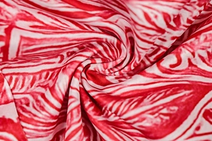 Macro du tissu à imprimé floral rouge et blanc avec une texture tissée soyeuse