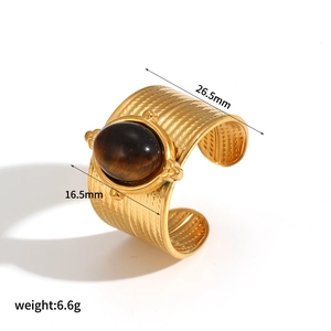 Détail de la bague œil de tigre montrant l'anneau doré texturé et les dimensions