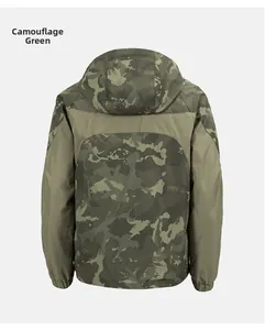 Detail van camo groene jas met capuchon, winddichte stof en elastische manchetten