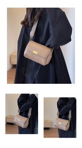 Détail du sac bandoulière en cuir grainé beige avec sangle géométrique et boucle dorée