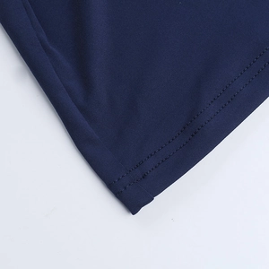 Vue détaillée de la couture à double aiguille et de l'ourlet sur la robe en tricot bleu