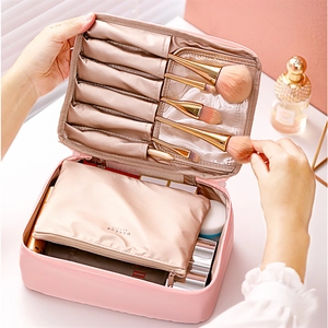 Détails de la trousse de maquillage rose avec compartiments pinceaux et sac doré