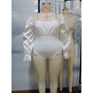 Détail du col carré et de la poitrine plissée sur un body blanc à manches bouffantes 1XL