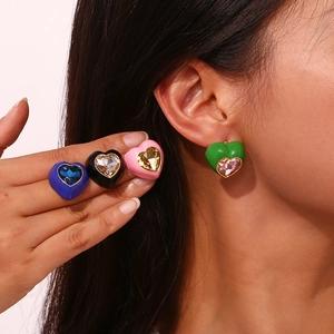 Boucles d'oreilles cœur en acier plaqué or 18K avec zircon facetté et émail coloré