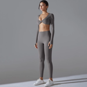 Detailansicht des kohlegrauen Yoga-Sets mit Knotendesign und High-Waist-Leggings für Damen