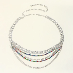 Détail de la chaîne de taille argentée multicouche avec strass colorés et fermoir mousqueton
