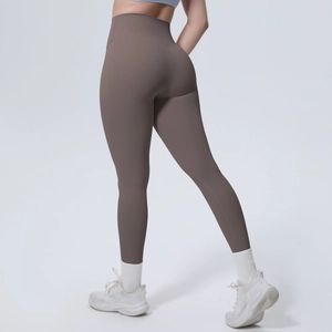 Detail der braunen High Waist Yoga Leggings mit elastischem Stoff und Kompression