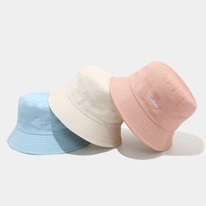Trois bobs en toile brodés pour femmes, coloris bleu ciel, beige et rose pastel