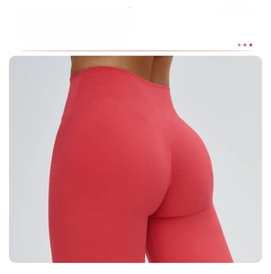Détail du legging de yoga rouge à taille haute avec couture en V et fronces fessiers