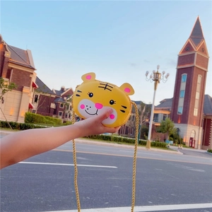 Dettaglio della borsa tigre gialla per bambini con tracolla a catena dorata all'aperto