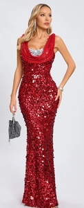 Détail d'une robe de soirée rouge à paillettes avec col licou et texture scintillante