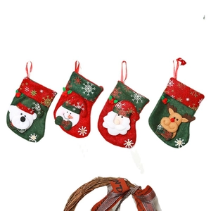 Set van 4 mini kerstkousen met schattige stripfiguren voor decoratie in de kerstboom