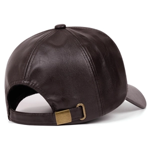 Détail de la boucle métallique réglable et de la texture en cuir marron du chapeau