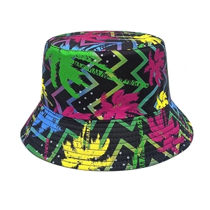 Détail du motif tropical de cocotier sur le bob avec des accents néons géométriques