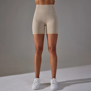 Gros plan sur le short de yoga beige sans couture à taille haute et texture alvéolée
