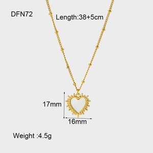 Detail der Herz-Muschel-Halskette mit Maßen 17x16mm und einer Kettenlänge von 38+5cm