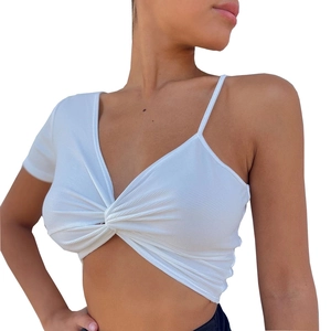 Dettaglio del crop top bianco a coste con nodo sul petto e spallina asimmetrica