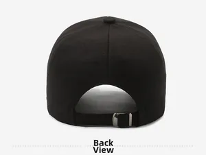 Rückansicht einer schwarzen Baseballkappe mit verstellbarem Metallschnallenverschluss
