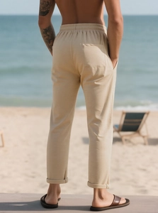 Dettaglio dei pantaloni casual estivi da uomo con elastico in vita e tasca posteriore