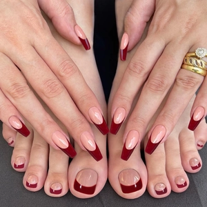 Set de manucure française mains et pieds en rose nude et rouge foncé forme cercueil