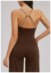 Détail du haut de yoga marron foncé avec fines bretelles croisées minimalistes au dos