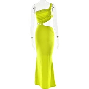 Détail de la robe longue asymétrique vert fluo avec découpe à la taille et fronces
