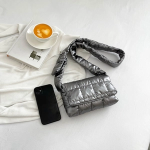Borsa a tracolla trapuntata argento con trama imbottita e cinturino largo in stile lifestyle