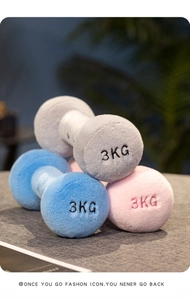 Gros plan de peluches haltères colorées avec broderie 3KG et texture douce