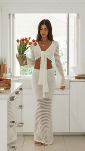 Dettaglio del set due pezzi all'uncinetto bianco con top stringato e gonna lunga traforata