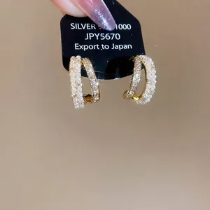 Eleganti orecchini a C placcati oro 14k con file di perle e cristalli di zircone