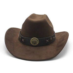 Détail du chapeau en suédine marron foncé avec boucle métallique à motif floral