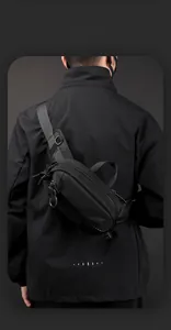 Détail du sac de poitrine tactique noir minimaliste avec sangle réglable sur modèle