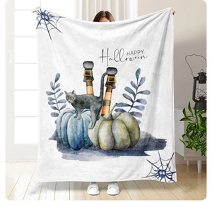 Dettaglio della morbida coperta di Halloween in flanella con zucca blu e gatto nero